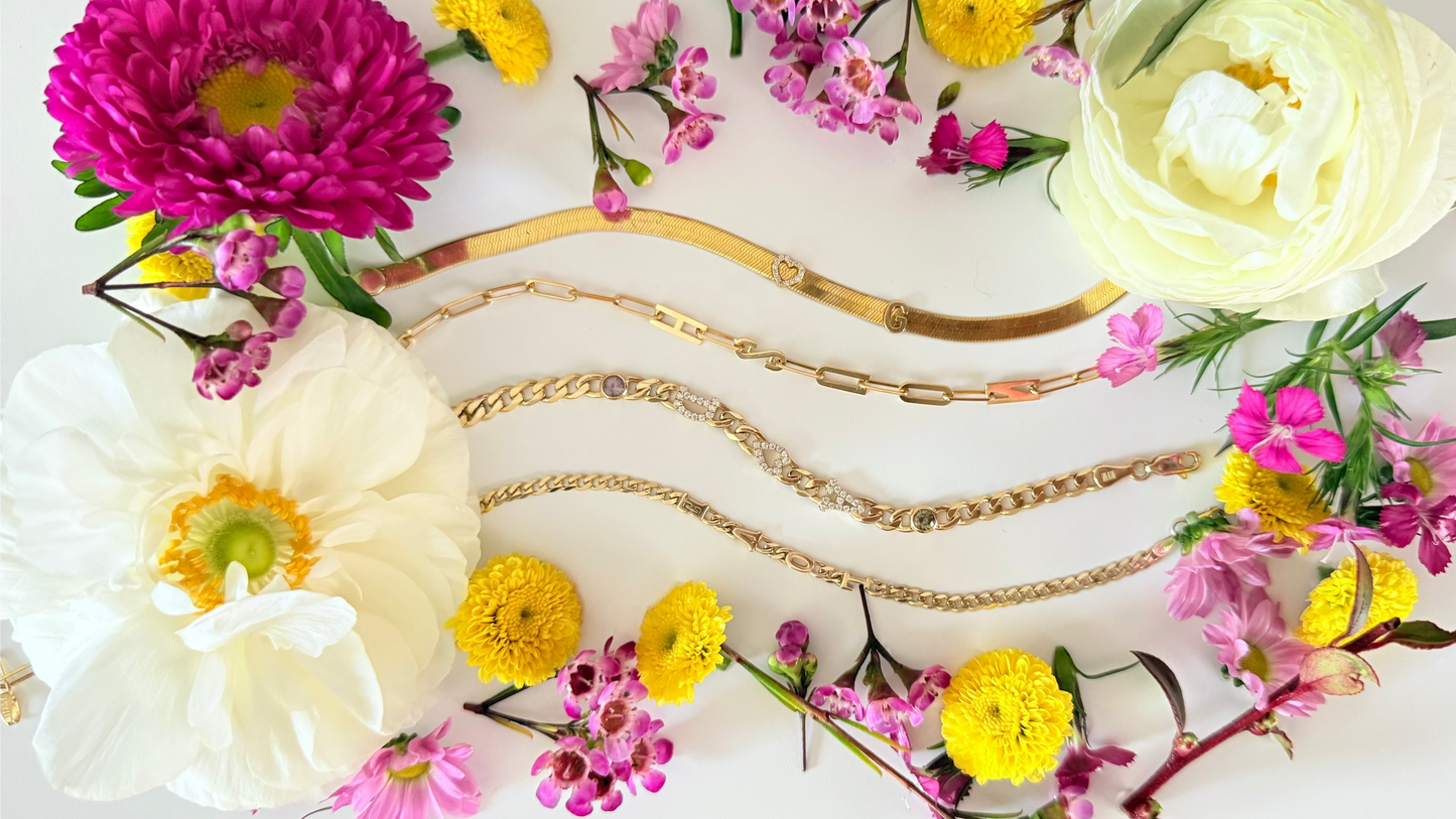 Small curb chain bracelet with Gold letters