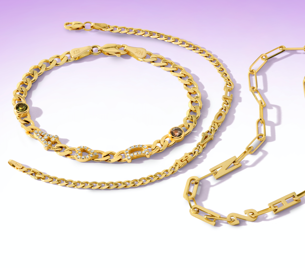 Small curb chain bracelet with Gold letters